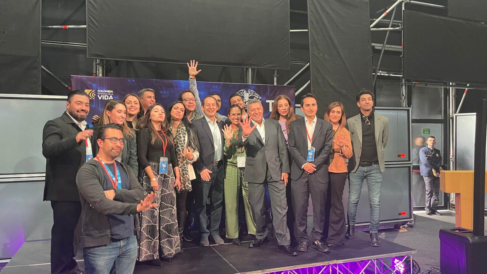 Tras meses intensos de preparación y las 5 horas de intensas pujas, los ganadores y los funcionarios de Ministerio TIC celebraron los resultados. Foto: Impacto TIC.