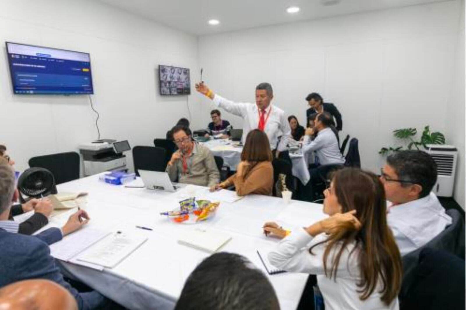 El viceministro de Conectividad Gabriel Jurado y su equipo de trabajo en el Maloka City Hall.